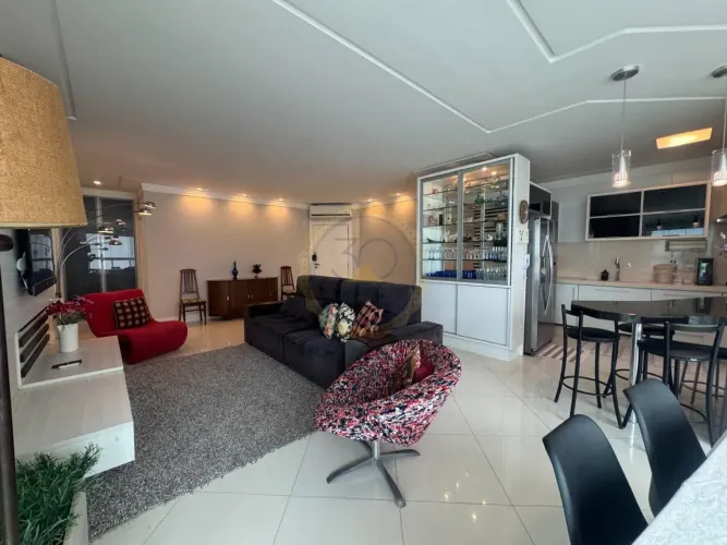 Apartamento com 03 suítes na quadra mar para locação anual em Balneário Camboriú
