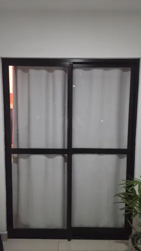 Porta de alumínio preta