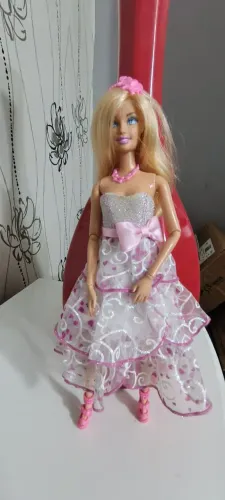 Linda boneca Barbie fashionista troca busto