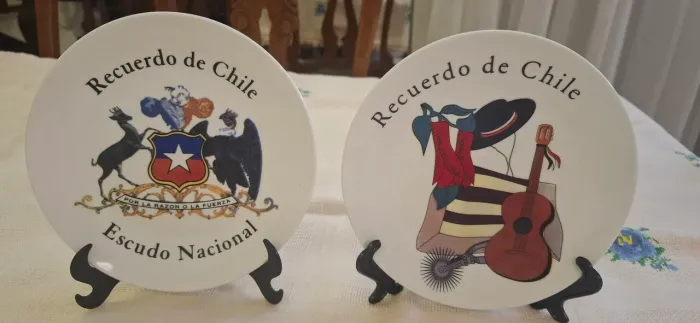 Par de Pratos Decorativos em Porcelana - Recuerdo de Chile - 17 cm - Excelente Estado