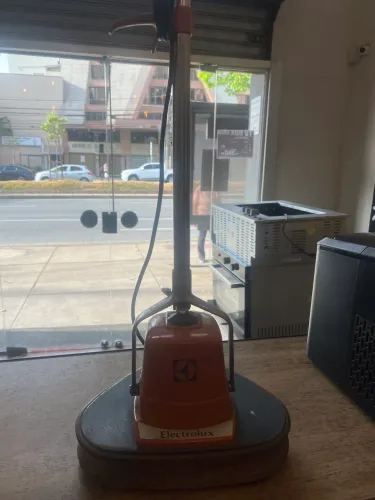 Enceradeira antiga 3 escovas Electrolux tenho 2 funcionando e com acessórios