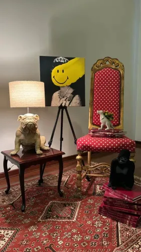 Cadeira Luís XV de bolinhas. Linda peça decorativa retrô para quarto, sala ou vitrine.