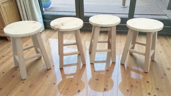 Banquetas tipo mocho com ou sem pintura, novas. Todas de madeira maciça eucalipto e altura