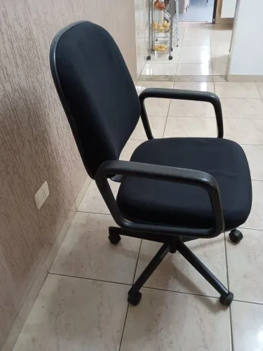 Cadeira para escritório giratória com braços