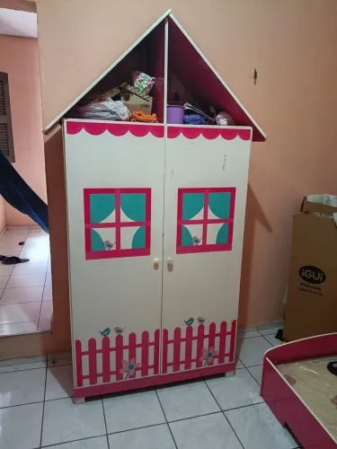 Cama com cabeceira de casinha Rosa, mais guarda-roupa com casinha Rosa
