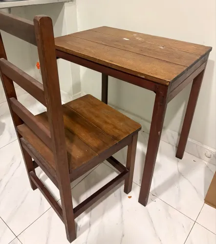 Mesa em madeira para estudos ou escritório