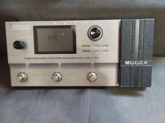 Pedaleira de guitarra Mooer GE 200