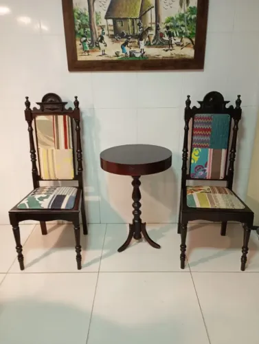 Duas cadeiras + Mesa