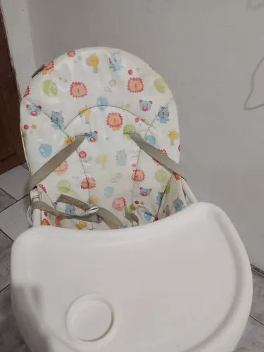 Cadeirinha de alimentação dobrável bem conservada 