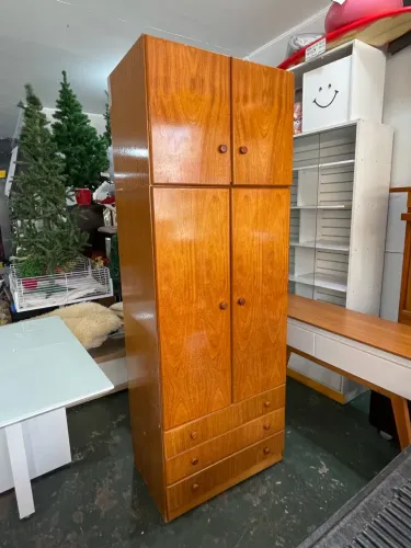 Guarda-Roupa de Madeira