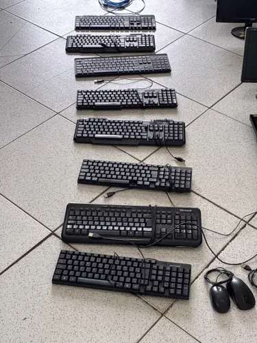 9 monitores, 8 teclados, 7 mouses, + cabos.