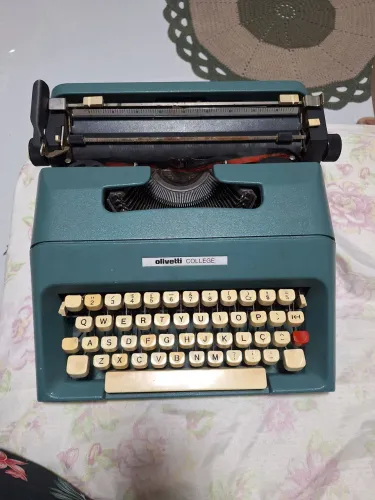 Máquina de escrever olivetti college