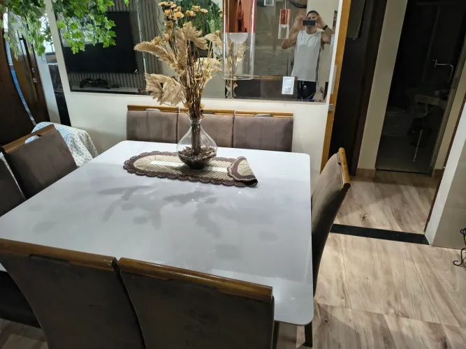 VENDO MESA DE 8 CADEIRAS COM TRINCADO NO VIDRO VENDENDO BARATO POR MOTIVO DE MUDANÇA