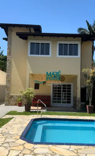 Casa arejada com piscina no bairro Toninhas