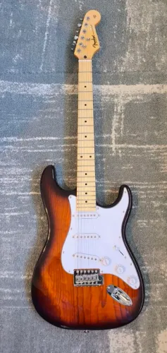 Fender Chinesa (Leia Anúncio)