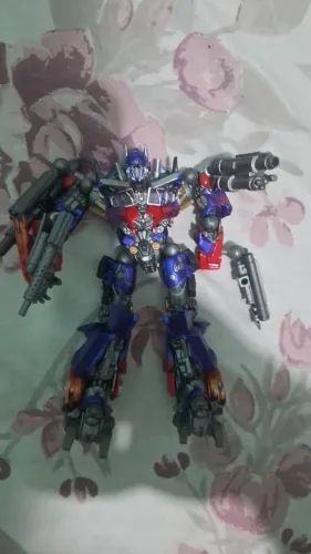 Boneco Kaiyodo Sci-Fi Revoltech No. 030 Optimus Prime