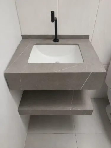 Pia e prateleira de porcelanato