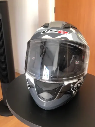 Vendo capacete LS2 muito conservado.