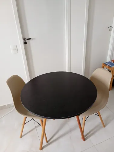 Vendo conjunto de jantar com mesa redonda preta e duas cadeiras bege, com pés de madeira