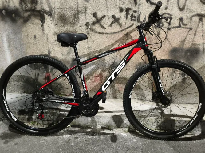 Bike aro 29, grupo Shimano, freio a disco hidráulico