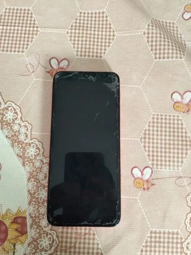 Motorola g20 pra sair rápido tela quebrada n sei se e original mais se for e muito bom.t