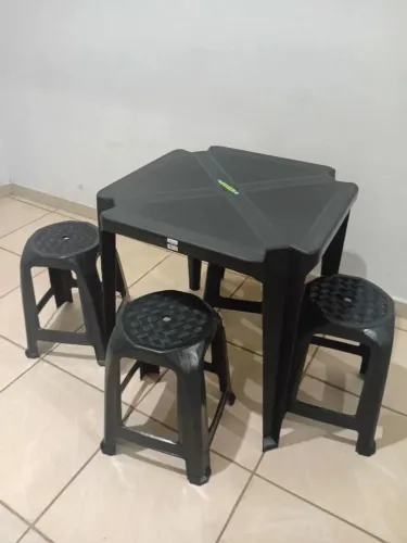 Mesa E Quatro Banquetas NOVAS 