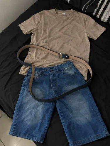 ? KIT MASCULINO 3 PEÇAS: CAMISETA BEGE + BERMUDA JEANS AZUL + CINTO MASCULINO CASUAL