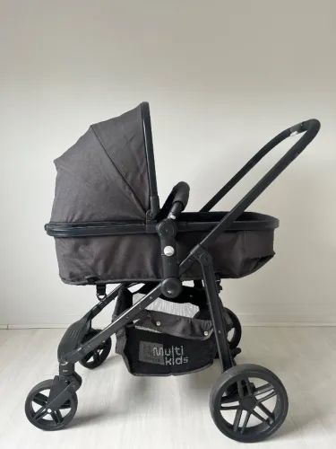 Carrinho de bebê com berço moisés 