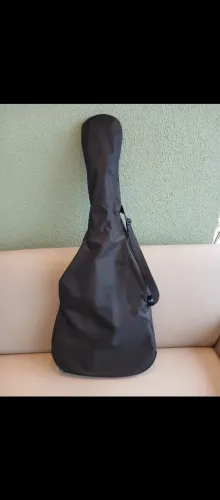 Violão na capa gienine usado