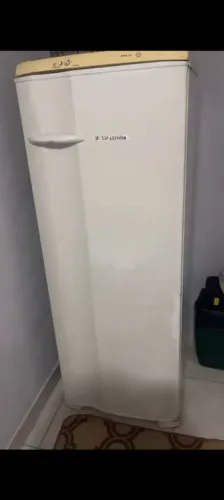 Vendo geladeira electrolux gelando so a parte de baixo mais com um ótimo uso