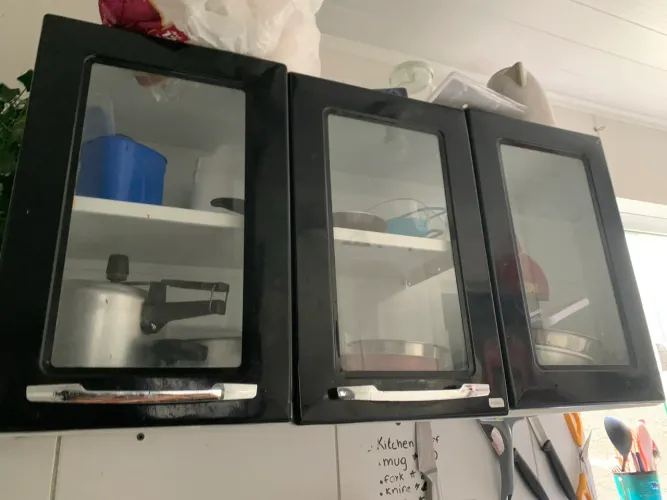 Armário / Cristaleira de cozinha preto com portas de vidro