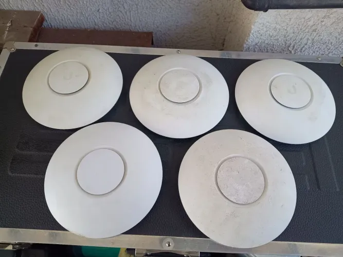 Vendo 5 access point ubiquiti unifi uap-ac-lite 802.3af poe, funcionando, sem as fontes.