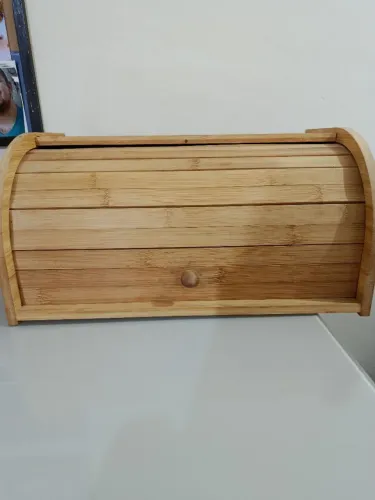 Porta pão de madeira com porta retrátil. Fácil de abrir e madeira resistente.