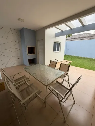 Casa térrea com 3 quartos, suíte, planejados e amplo quintal em Guaíra/PR.