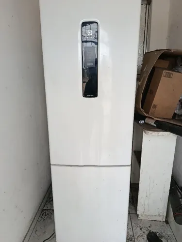 Geladeira quebrada Eletrolux frostfree inverter 400L bivolt