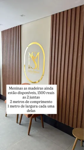 Painel de madeira ripada