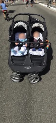Carrinho de bebê gêmeos