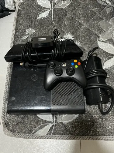 Xbox 360 Super Slim 250GB + 2 Controles
