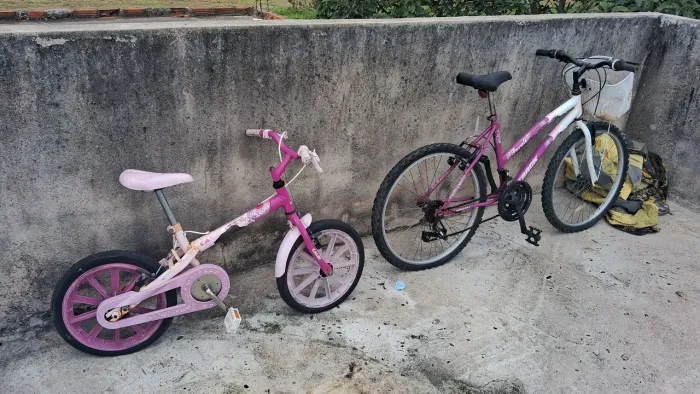 Bicicletas usadas paradas
