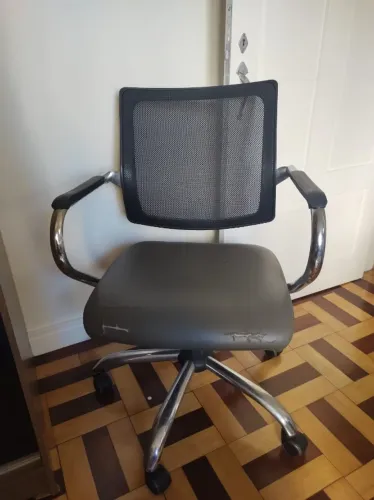 Cadeira de escritório metálica