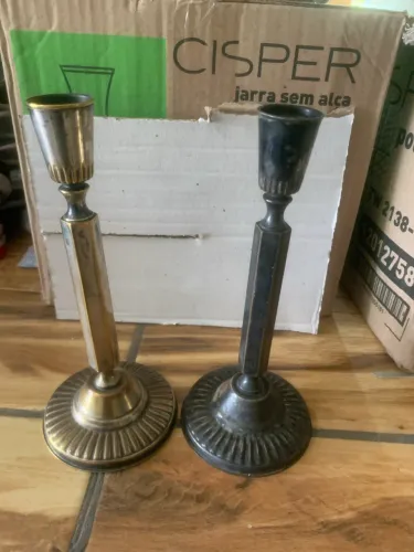 Par de castiçais de metal com design clássico