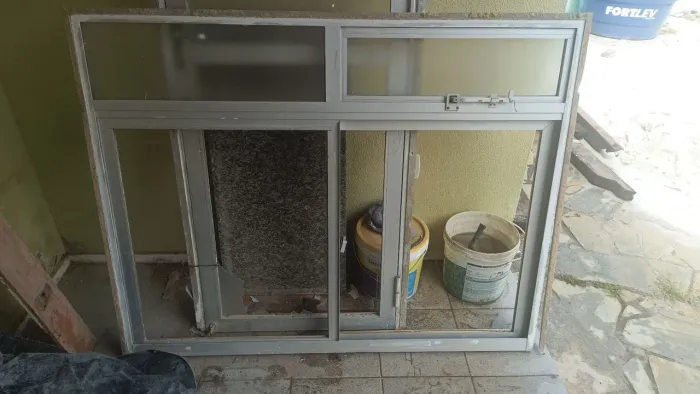 Vendo janela de alumínio 