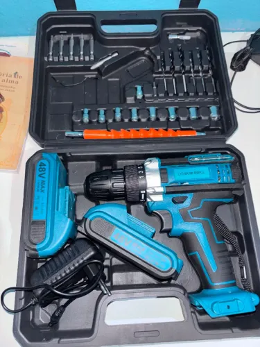 Furadeira e parafusadeira com 2 baterias + mala e kit de brocas