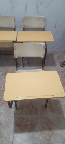 Cadeira universitária em perfeito estado de uso