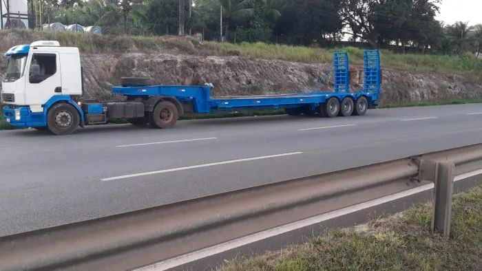 Carreta prancha três eixos.