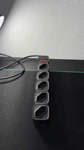 Filtro de Linha Intelbras com 5 Tomadas e Interruptor