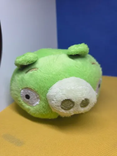 Boneco de pelúcia verde do personagem Porco Angry Birds,