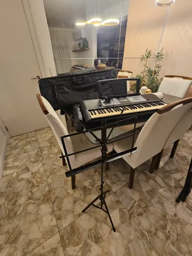 Teclado Yamaha, acompanha fonte, capa, e dois suportes de partituras. Tudo funcionando.