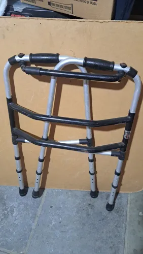 Aparelho para auxilio de caminhada.
