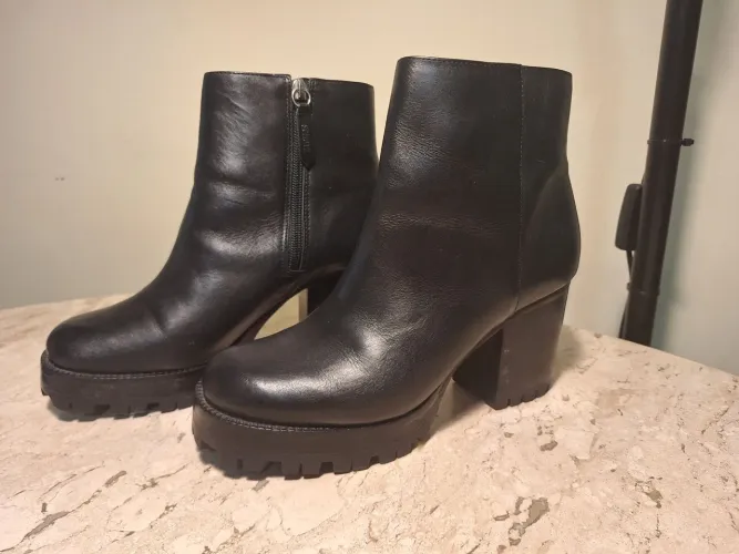 Bota preta tratorada de couro<br>Marca Schutz <br>Original <br>Tamanho 37<br>Usada apenas 1 vez